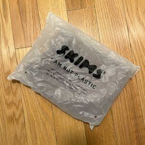 SKIMS outdoor legging new in package